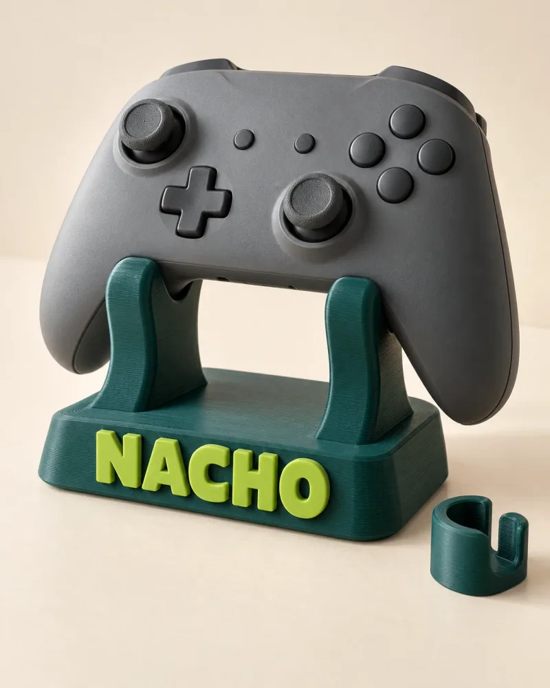 Soporte para mando con el nombre NACHO y guía abierta de cable a juego.